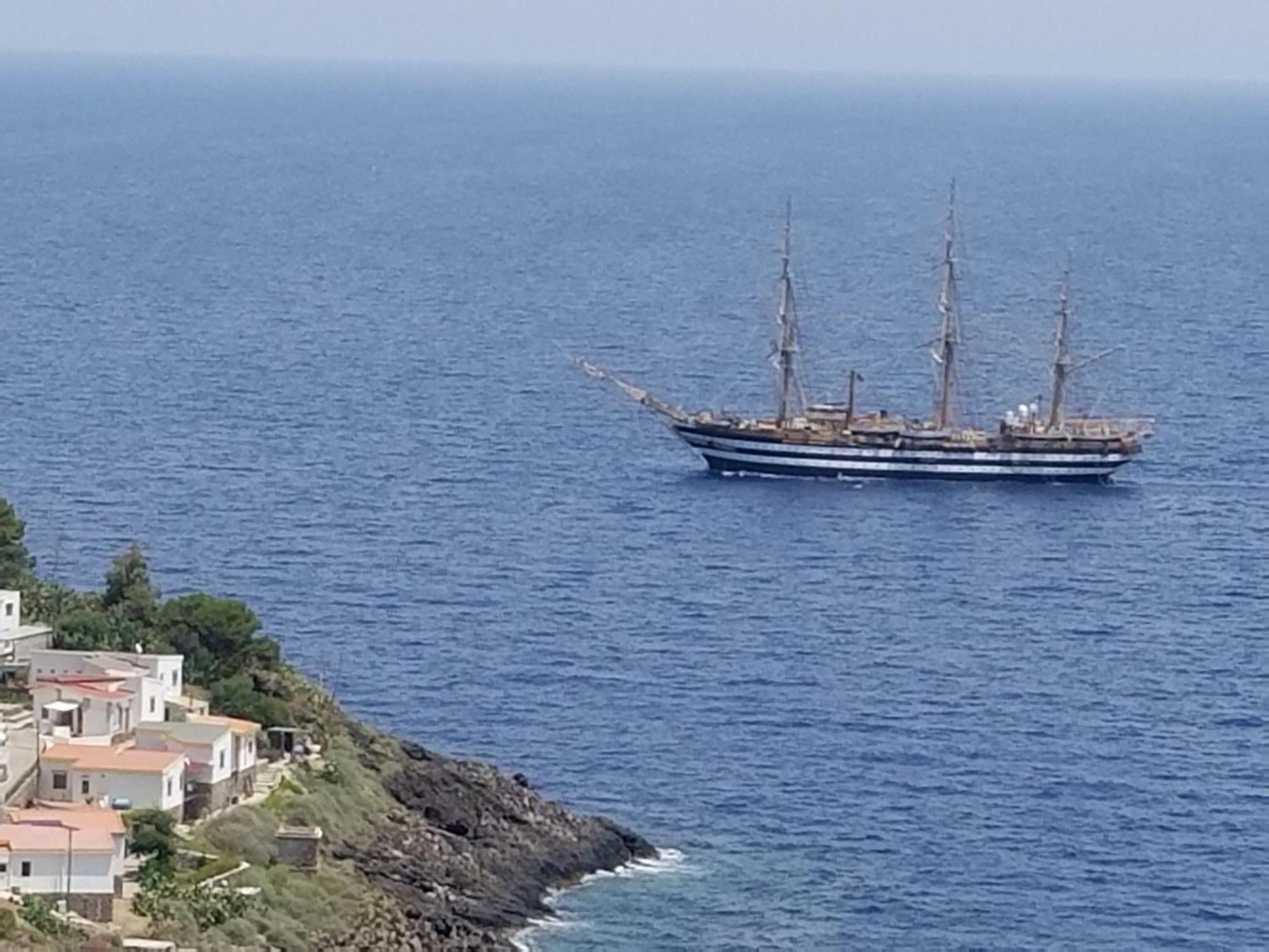 Hotel Sotto La Torre E Sopra Il Porticciolo à Isola di Ustica Extérieur photo
