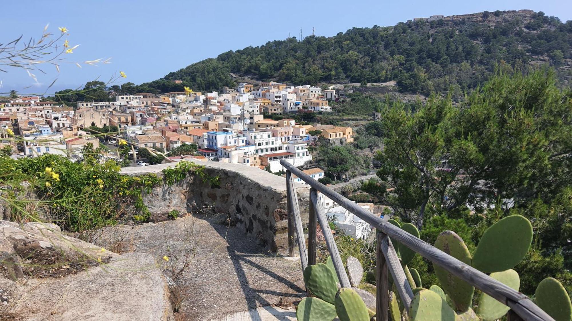 Hotel Sotto La Torre E Sopra Il Porticciolo à Isola di Ustica Extérieur photo