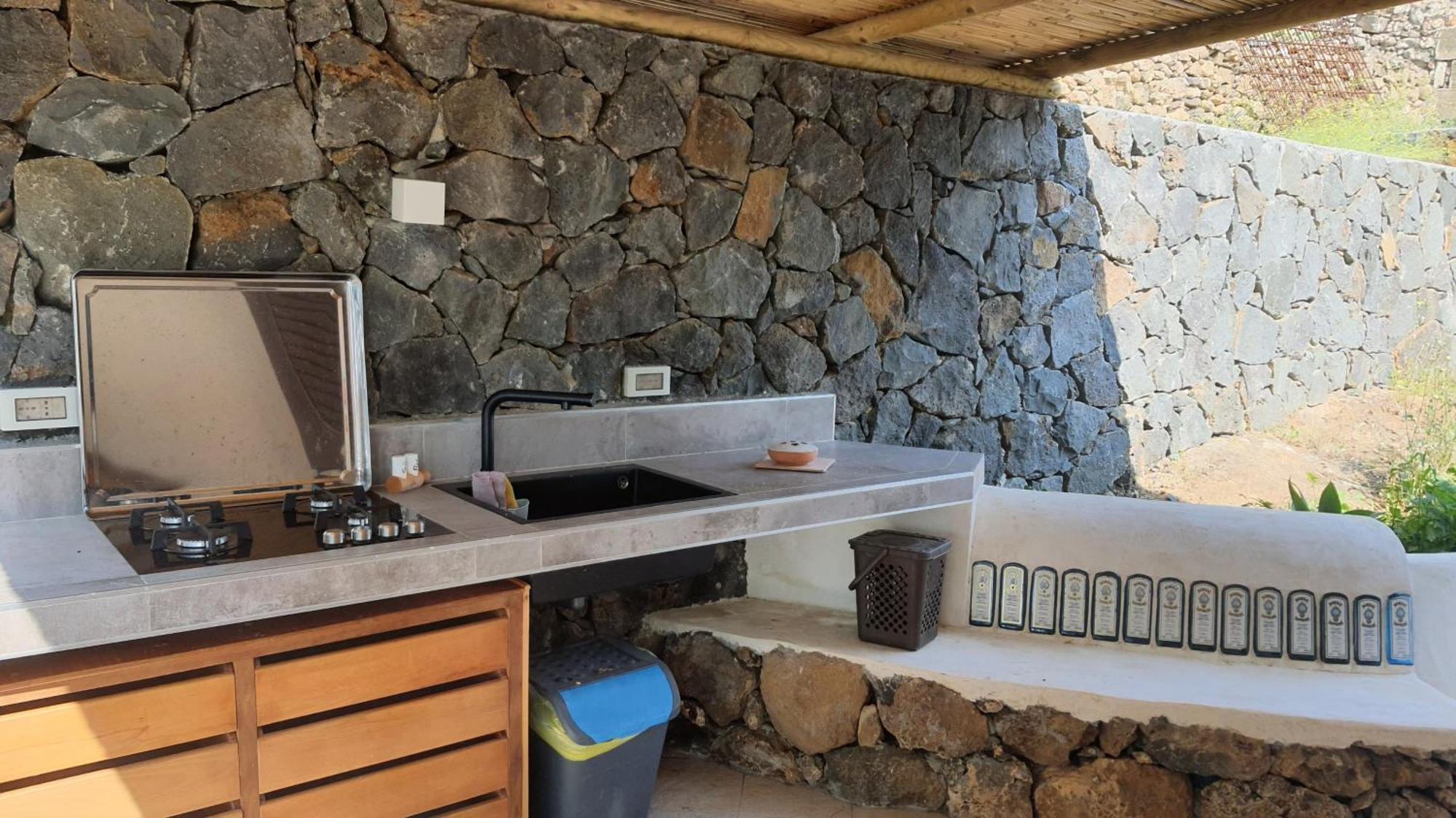 Hotel Sotto La Torre E Sopra Il Porticciolo à Isola di Ustica Chambre photo