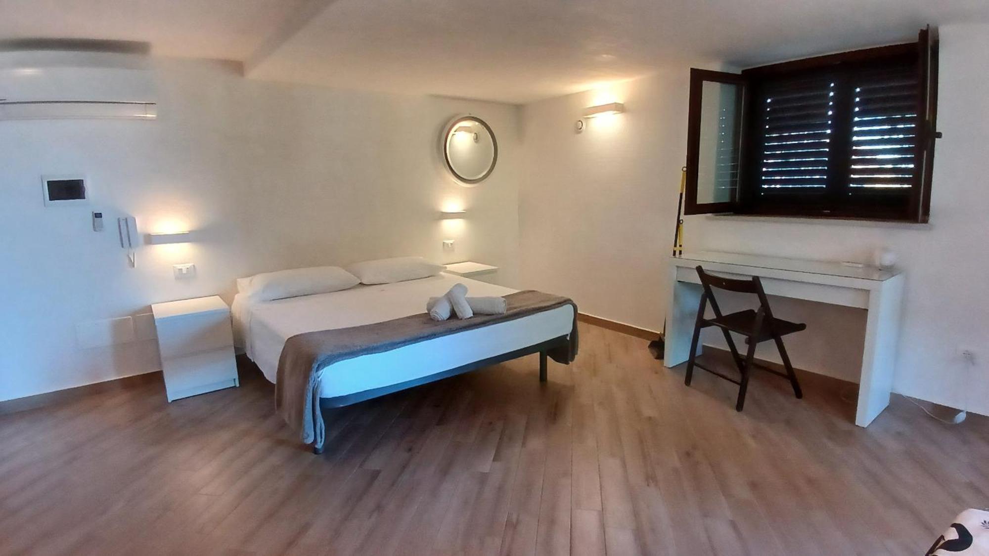 Hotel Sotto La Torre E Sopra Il Porticciolo à Isola di Ustica Chambre photo